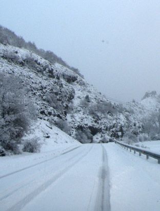 La nieve complica la circulación por carretera. | ESTEFANÍA NIÑO