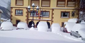 Coches cubiertos por la nieve en Murias. | C. MALLO