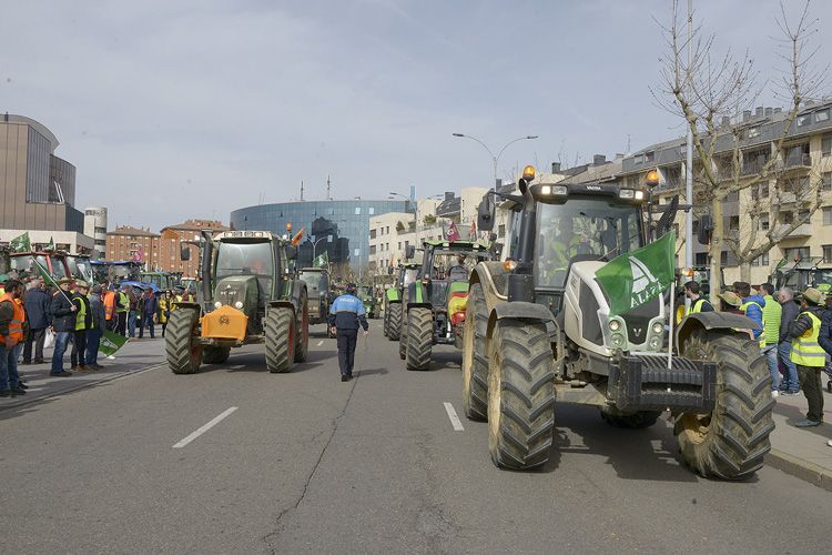Imagen de la galería de Las mejores imágenes de la tractorada en León. | SAÚL ARÉN Y MAURICIO PEÑA
