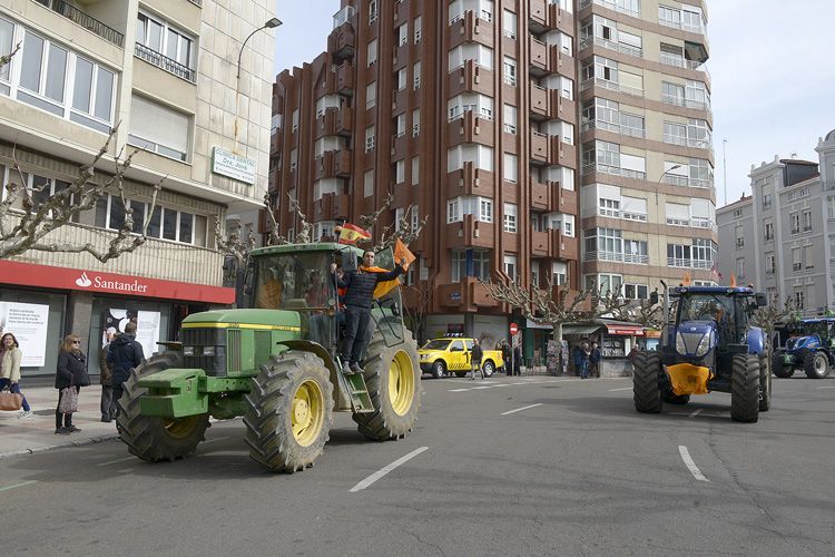 Imagen de la galería de Las mejores imágenes de la tractorada en León. | SAÚL ARÉN Y MAURICIO PEÑA