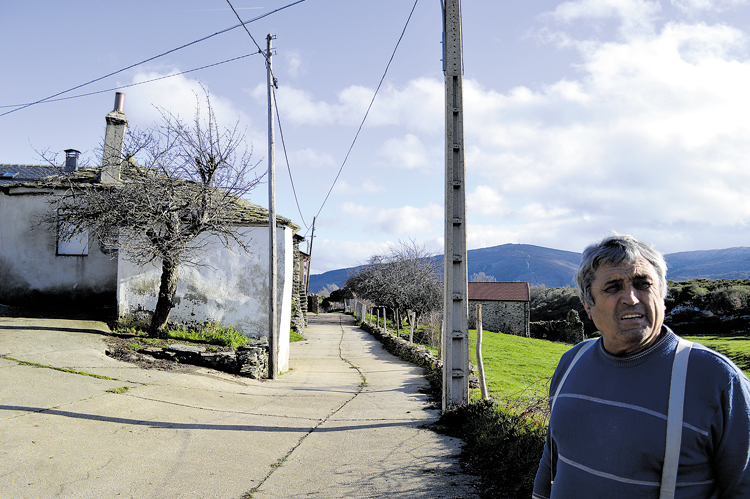 Alberto, el último resistente de Valbueno, para completar varios valles a los que azota la despoblación, en Omaña (él), Burón (arriba) o Los Argüellos.