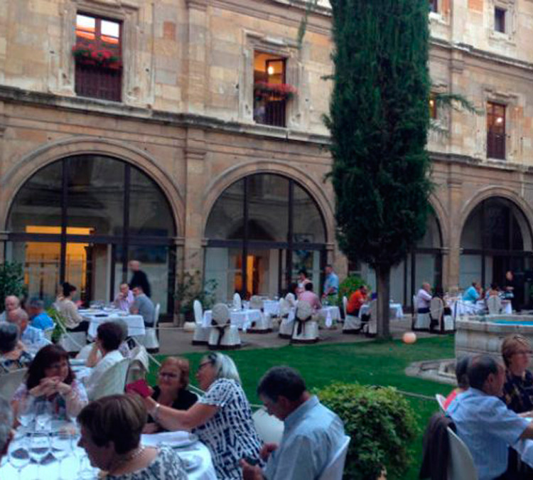 Terraza del restaurante Real Colegiata de San Isidoro. | HOTEL COLEGIATA DE SAN ISIDORO