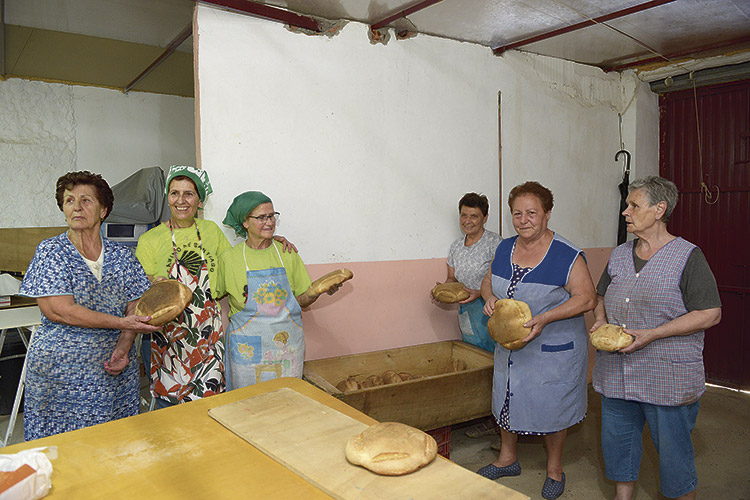 Las historias de las mujeres de Villaquejida van y vienen mientras amasan.