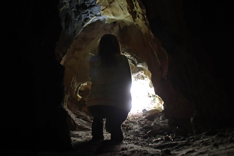Una cueva con formaciones kársticas sirve de fresquera.