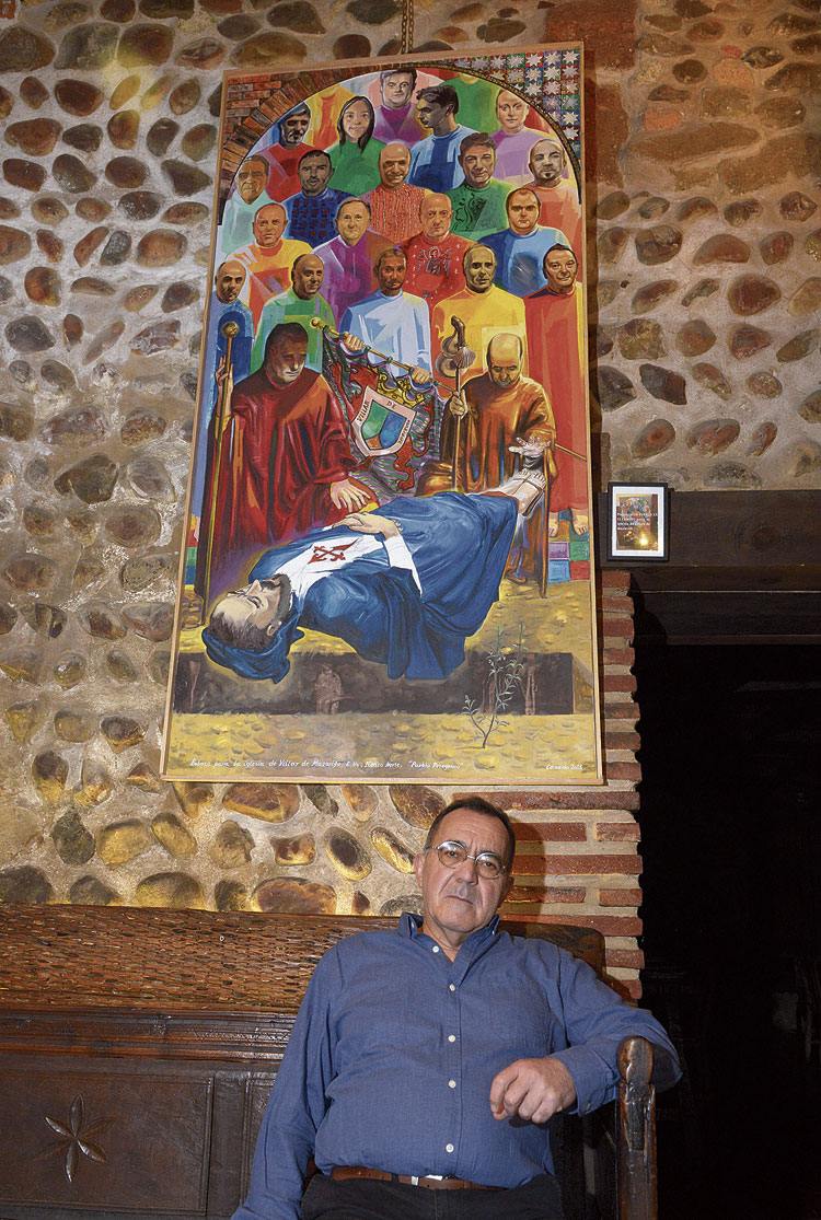 Eduardo López posa con una de sus obras en El Racimo de Oro. | MAURICIO PEÑA
