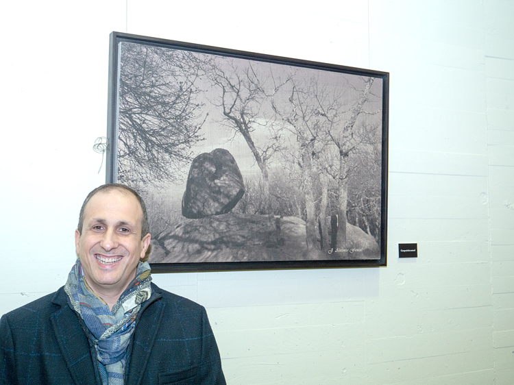 El artista asturiano ante una fotografía de un paisaje monocroma. | VICENTE GARCÍA