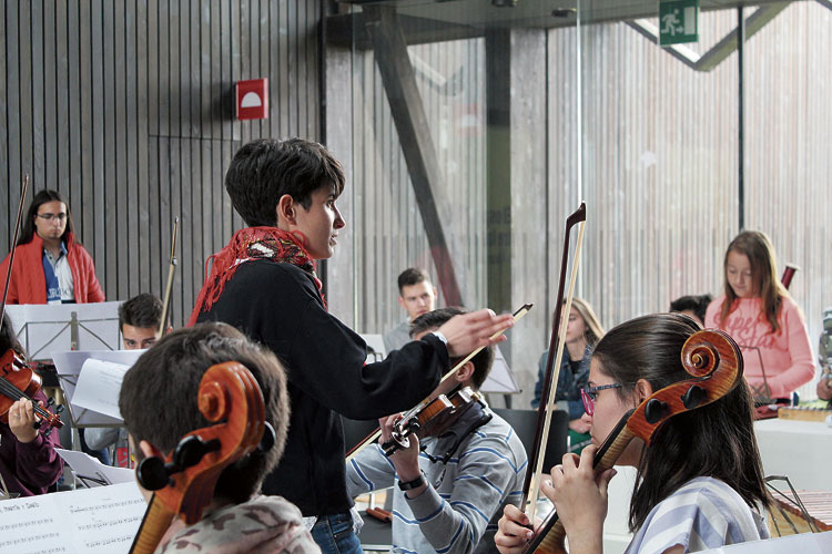 La compositora Hara Alonso en uno de los ensayos con la orquesta. | FCAYC