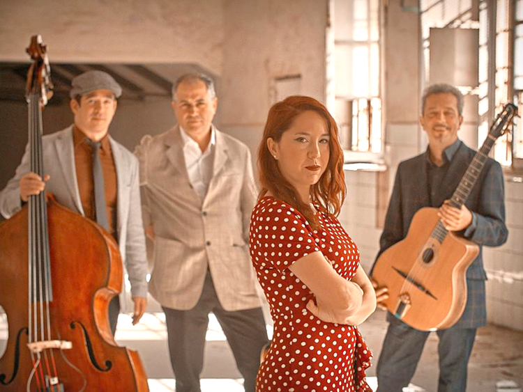 La vocalista Vira León acude con la formación Le Jazz hOt.