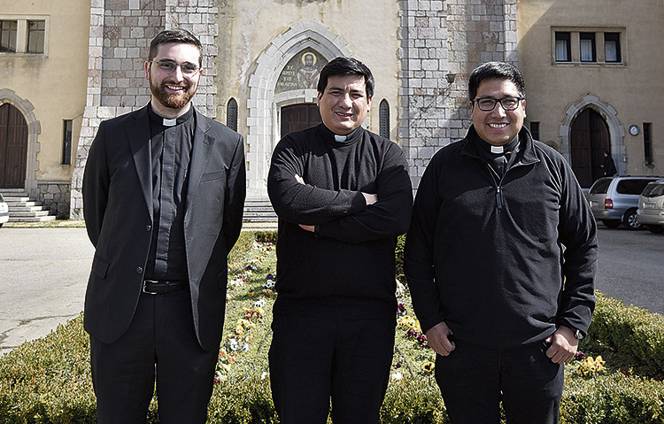 Los tres seminaristas del Menor que este domingo se ordenan sacerdotas. | SAÚL ARÉN