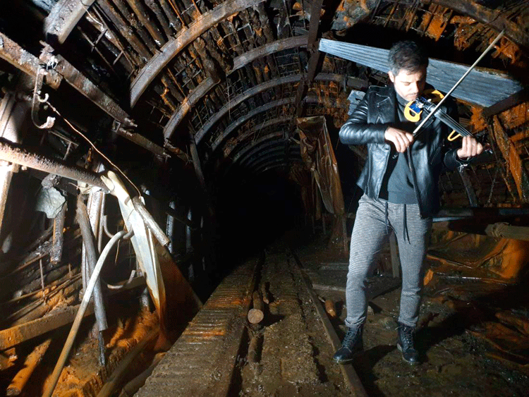 El violinista Jose Asunción en la mina del grupo Lumajo del Valle de Laciana.