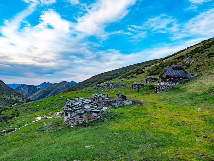 Corros y cabañas en la Braña de La Mesa. | VICENTE GARCÍA