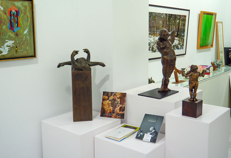 Las obras del escultor Amancio González que se exponen en la galería de arte Ármaga. | VICENTE GARCÍA
