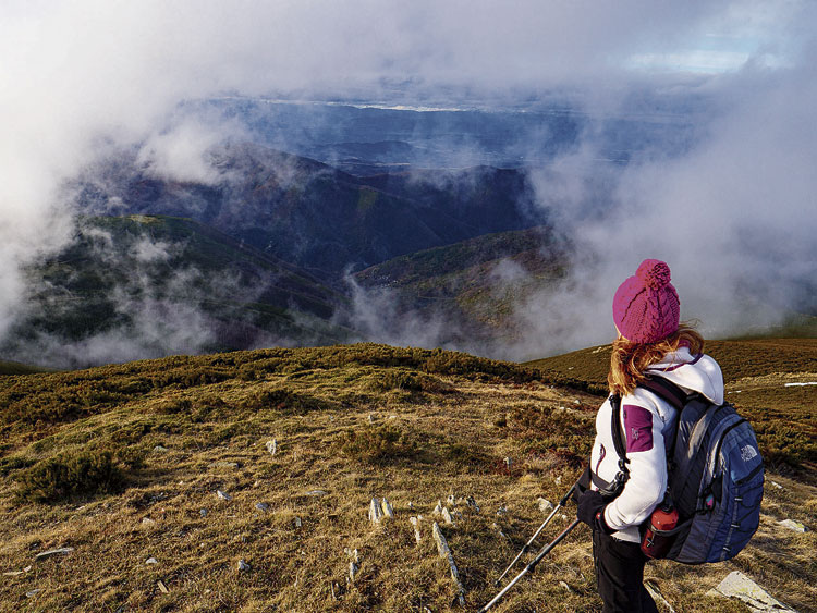 Palacios de Compludo y Ponferrada entre la niebla desde el Cerro Becerril. | VICENTE GARCÍA