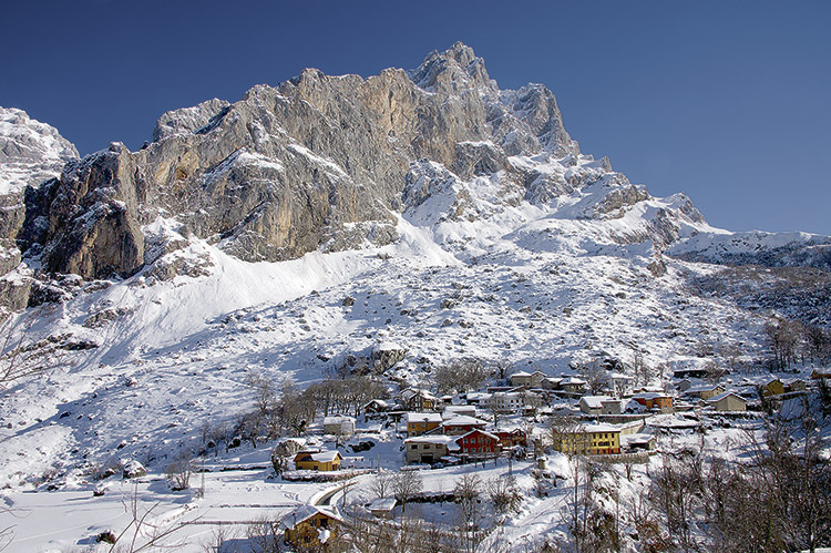 Picos de Europa suma la nieve a su magia en estos días. | ISIDORO R. CUBILLAS