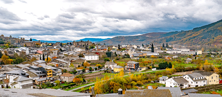 Vista de Villafranca del Bierzo desde el mirador. | VICENTE GARCÍA