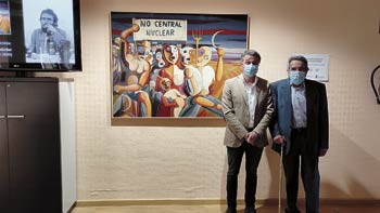 Juan Pablo Regadera y José María Alonso Alcón, ayer junto al cuadro. | TERESA GIGANTO