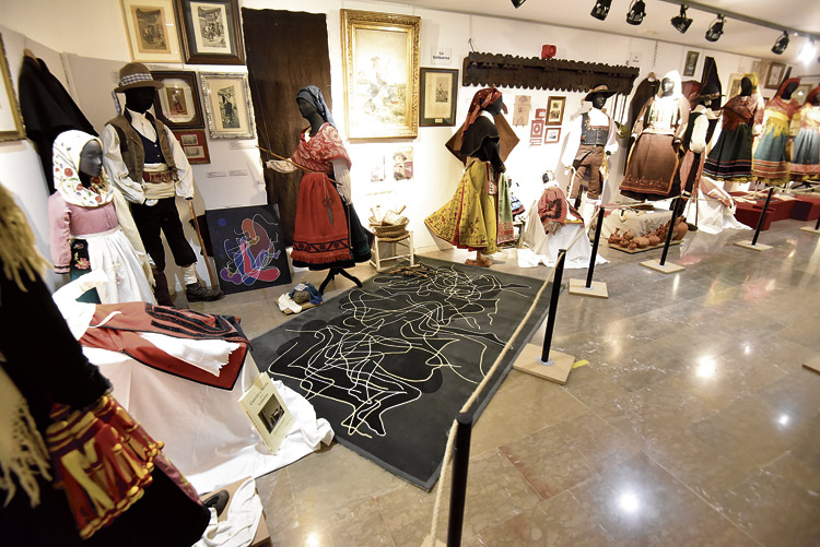 Una de las alfombras expuestas en en Museo de las Tierras de León. | SAÚL ARÉN