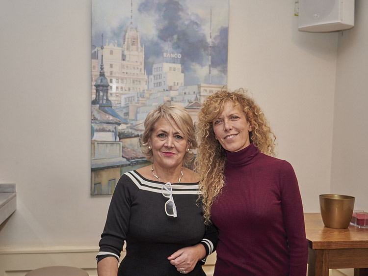 La galerista con la actriz y artista plástica Carmen Conesa. | VICENTE GARCÍA