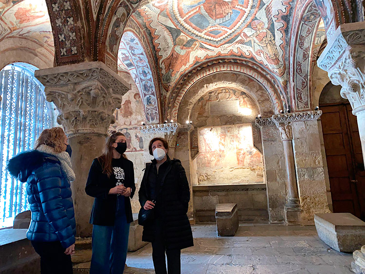 La delegada territorial en funciones, Ester Muñoz y acompañantes, contemplando los frescos del Panteón Real de San Isidoro que se van a restaurar.