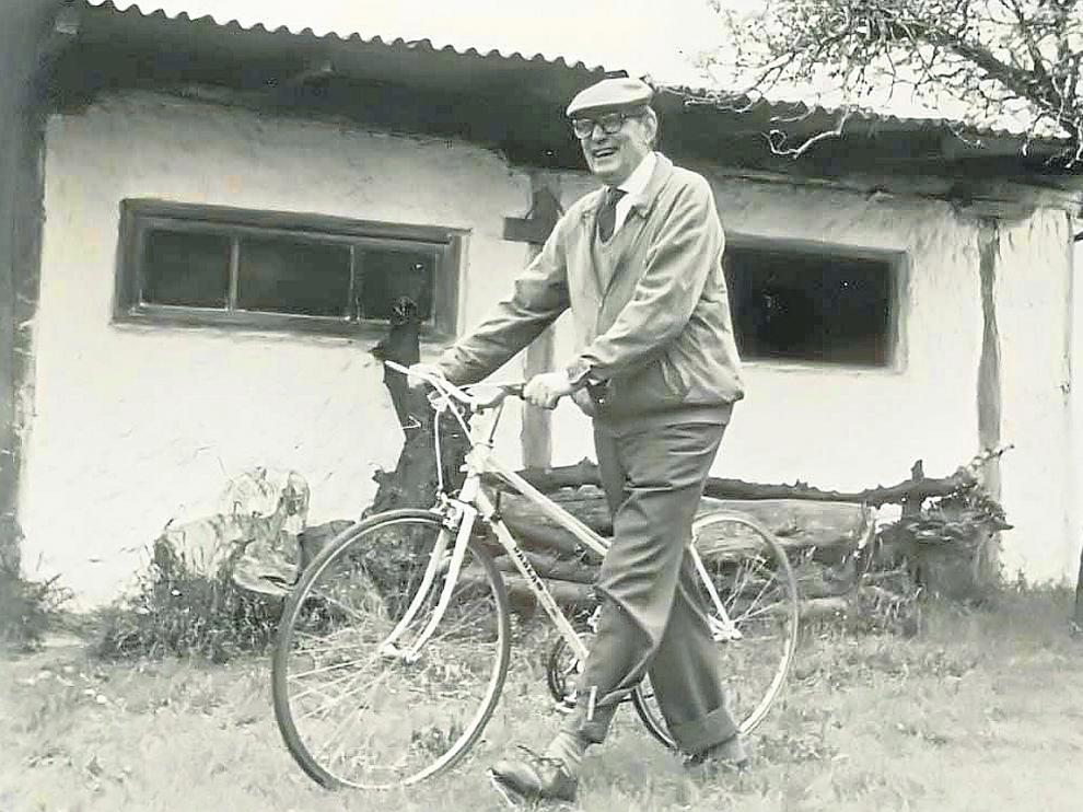 Miguel Delibes en bicicleta.