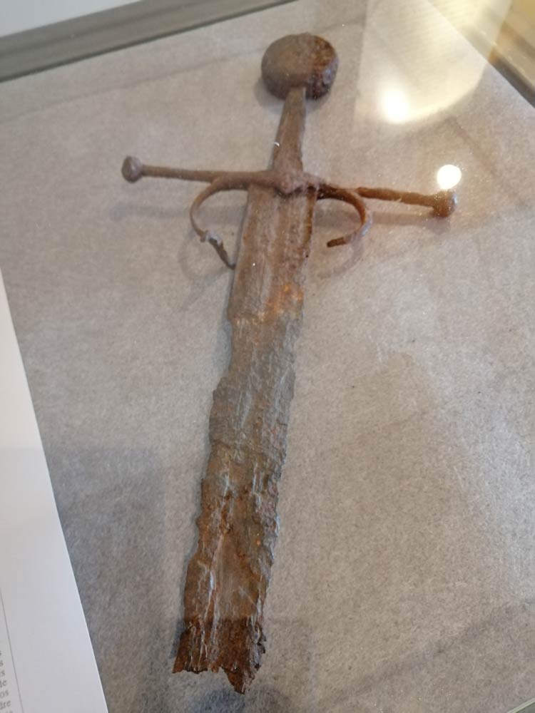 Espada castellana encontrada en la llanura de Peleagonzalo, concretamente en La Sangradera, epicentro de la batalla.
