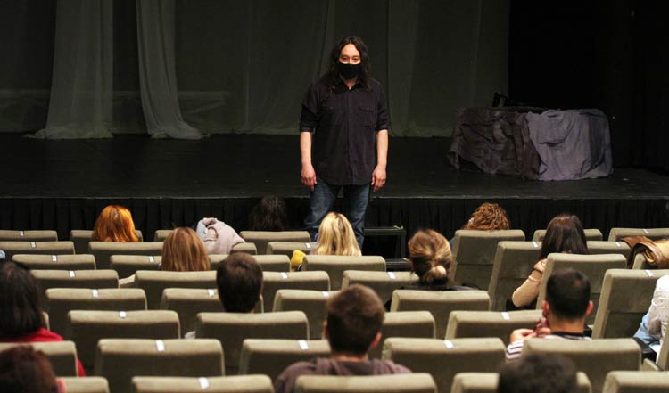 Javier R. de la Varga en la presentación antes del comienzo de una de las funciones en abril. | JUAN LUIS GARCÍA
