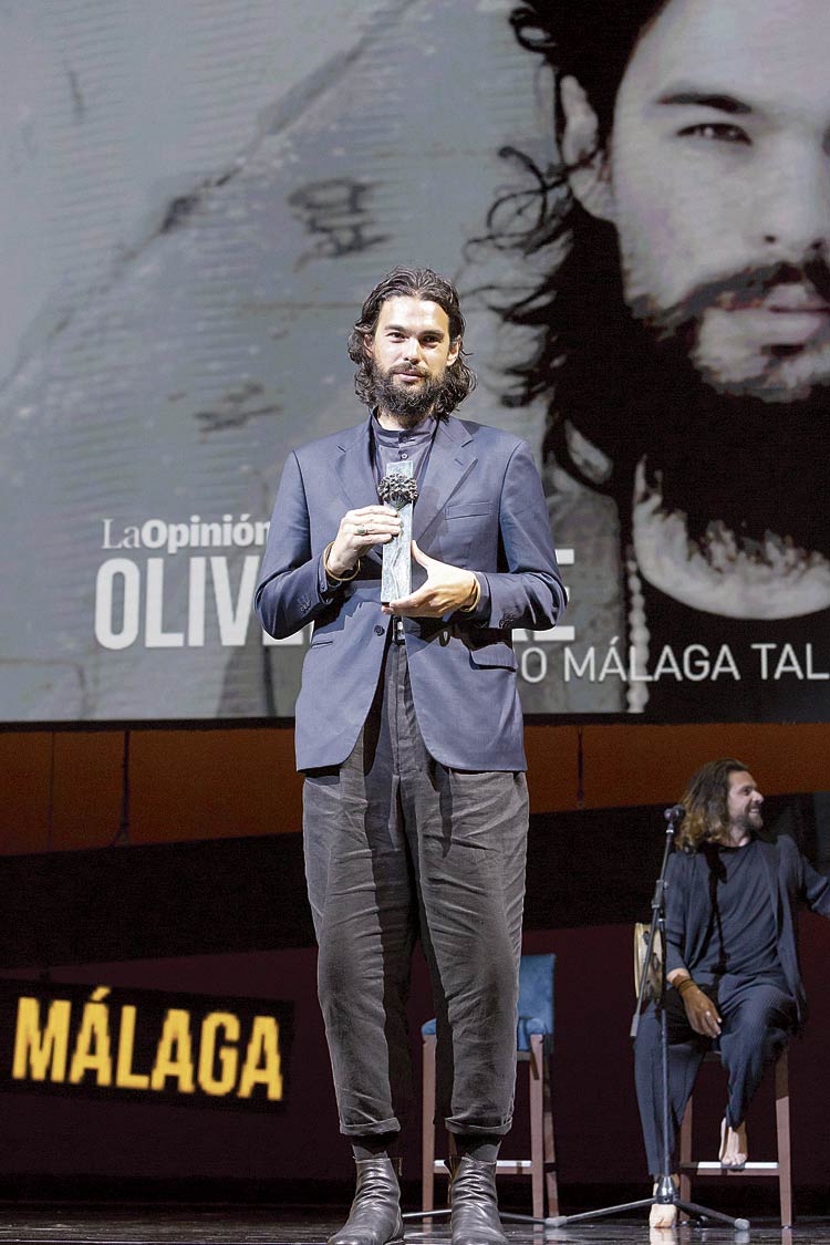 Oliver Laxe recogiendo la Biznaga de Honor del Festival de Málaga. | KOKE PÉREZ
