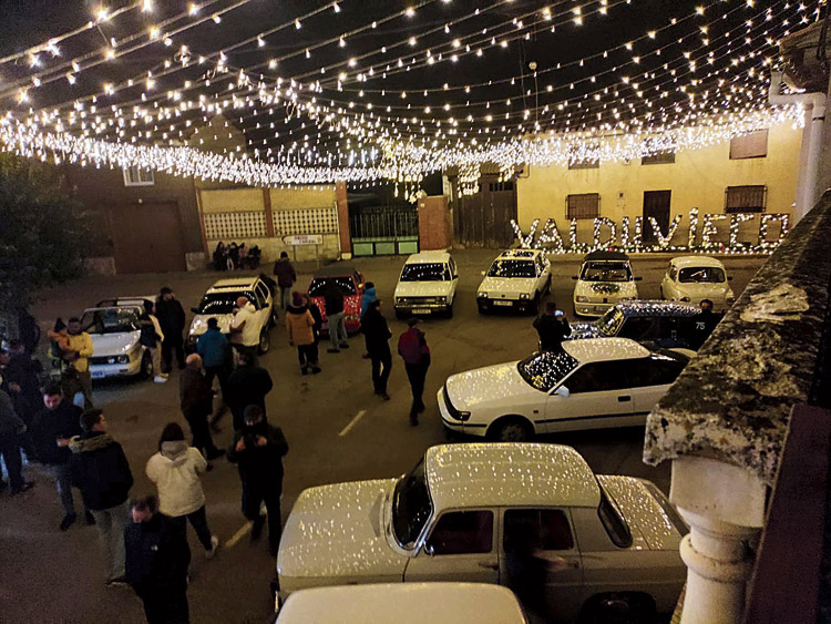 El día 5 se inauguraron las luces con una concentración de coches antiguos de la comarca. | RUBÉN
