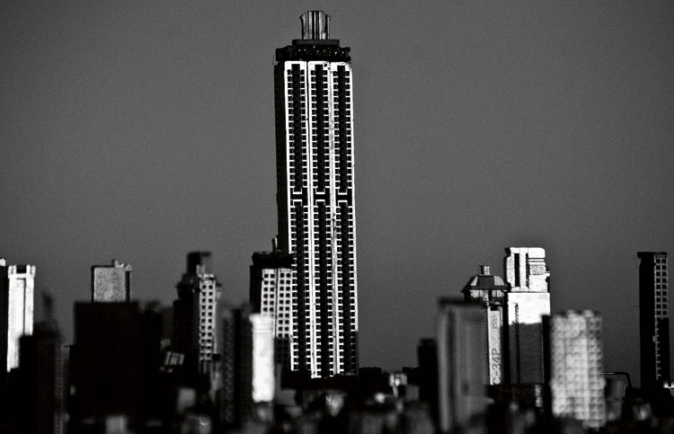 Los ya característicos rascacielos y otras edificaciones realizados con materiales reciclados. | SEBASTIÁN ROMÁN