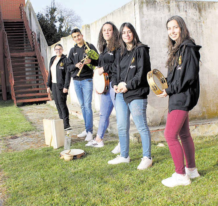 Claudia, Ricardo, Marina, Cynthia y Lidia, algunos de los componentes del grupo ‘Surlyon’ de Villaquejida. | T.G.