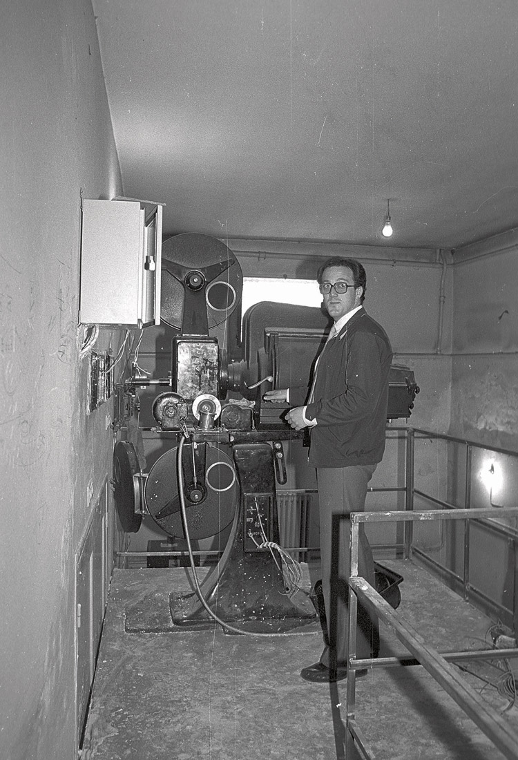 Benigno Castro durante la instalación de vieja máquina Ossa de carbones en Empresariales. | MAURICIO PEÑA