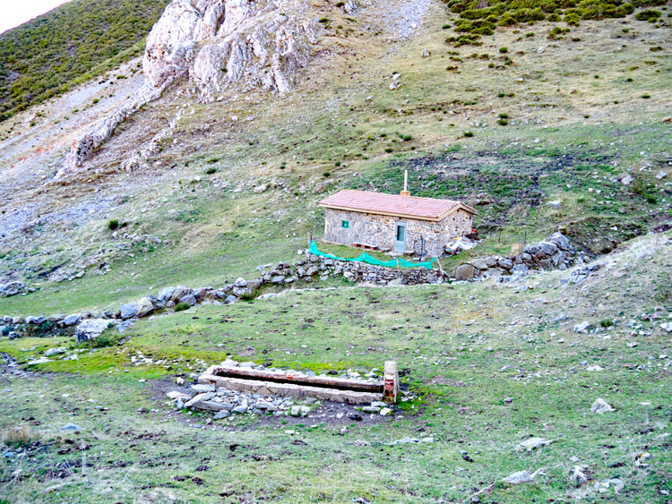Cabaña y fuente de la Majadina. | VICENTE GARCÍA