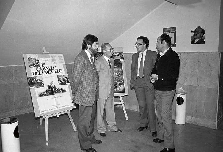 Autoridades académicas con Castro en la inauguración de la sala de Empresariales. | MAURICIO PEÑA