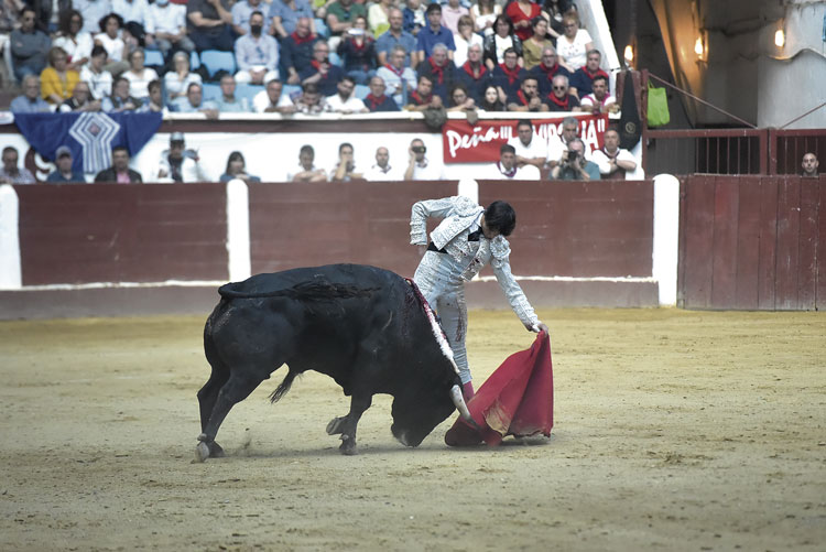 El Juli, en plena faena en León. | S.A.