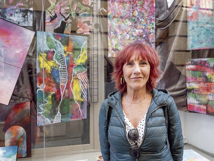 La artista Elena Ordóñez expone su obra que se enmarca dentro de la abstracción y con un fuerte predominio del color. | VICENTE GARCÍA