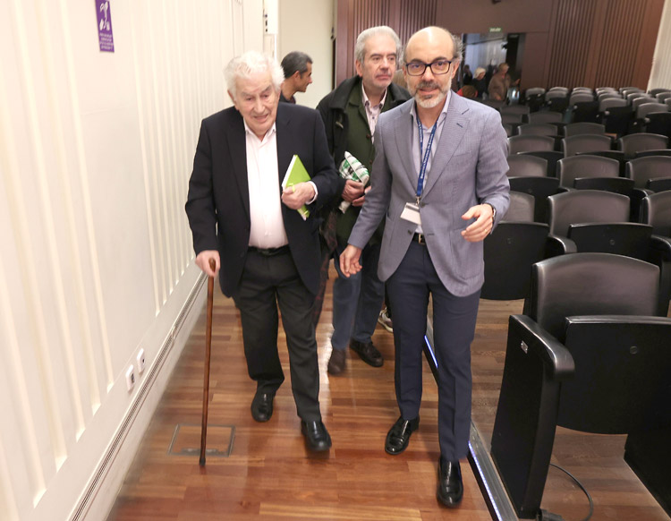 Gamoneda acompañado por Ortega a su llegada al auditorio de la Biblioteca Nacional. | JUAN LÁZARO (ICAL)