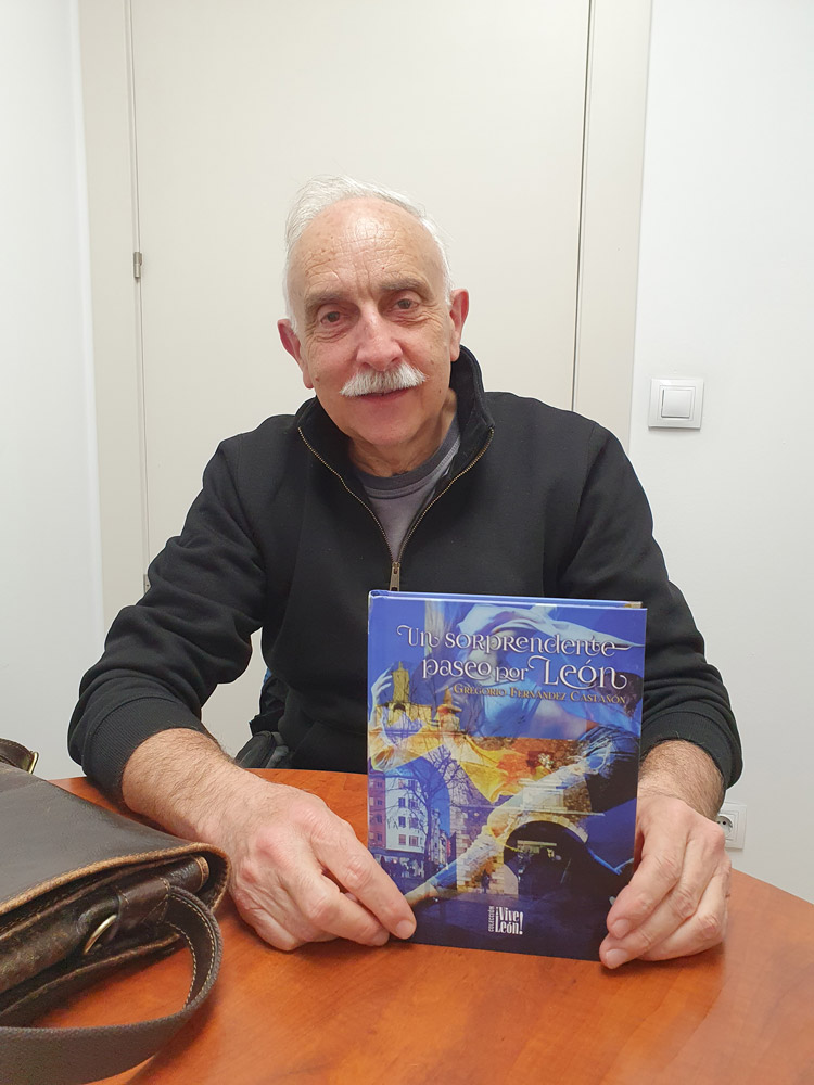 Gregorio Fernández Castañón con su nuevo libro de tema leonés.