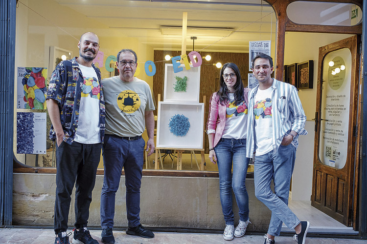 Los tres promotores y el artista junto a la entrada del local ‘A Punto Home Staging’. | VICENTE GARCÍA