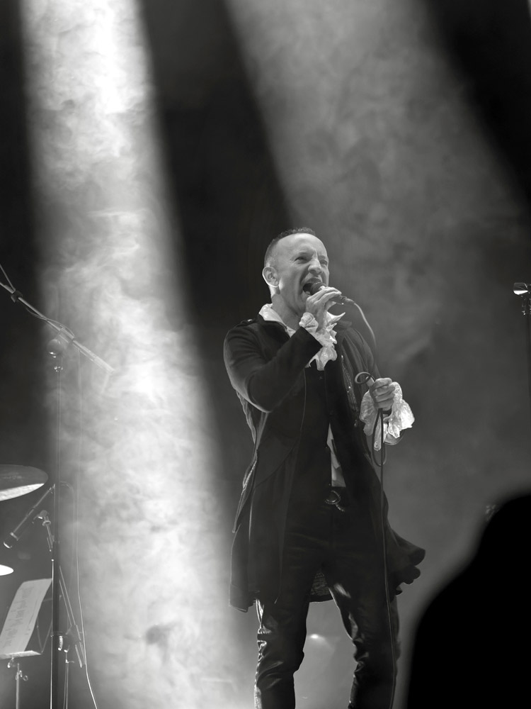 Javier Martí es el cantante de la banda gallega Blackstars.