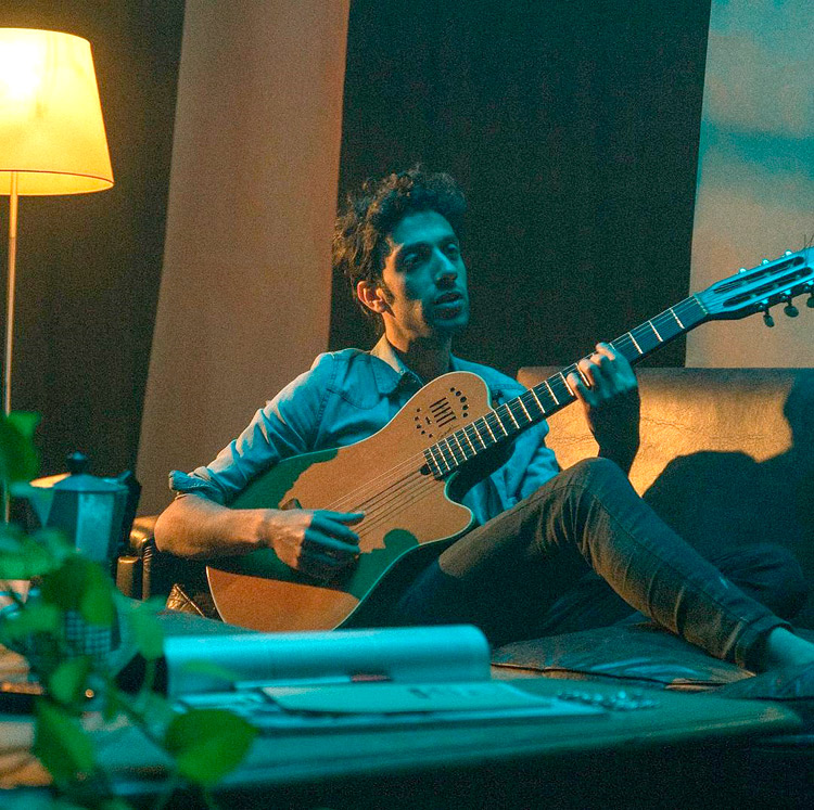 El músico y compositor uruguayo Joaquín Plada pone la voz en el tema ‘Viajero’.