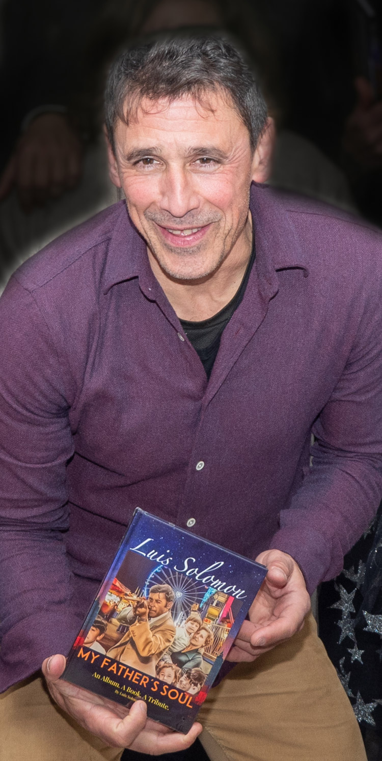 Luis Núñez, de Solomones, con el libro-disco ‘My Father Soul’. | VICENTE GARCÍA
