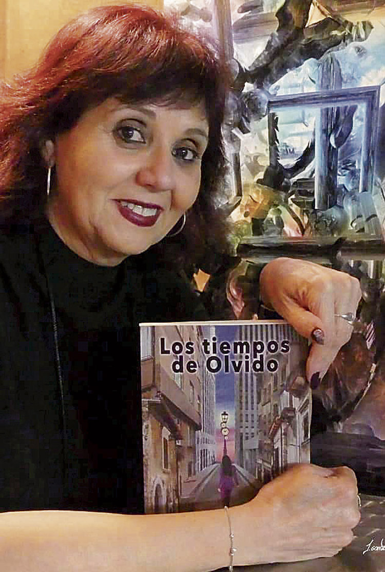 La escritora Macu García González con su última novela.