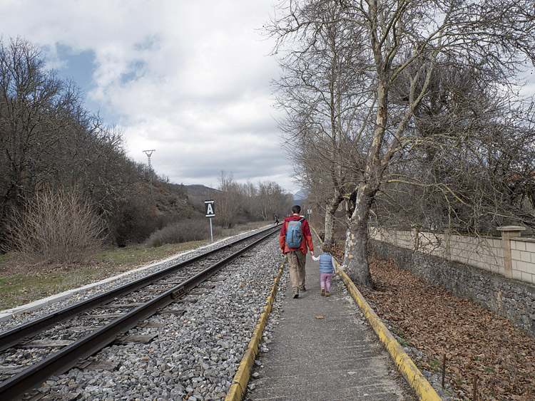 Camino paralelo a la vía del tren. | VICENTE GARCÍA