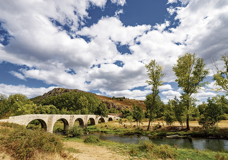 Puente sobre el Porma y al fondo la Salona. | VICENTE GARCÍA