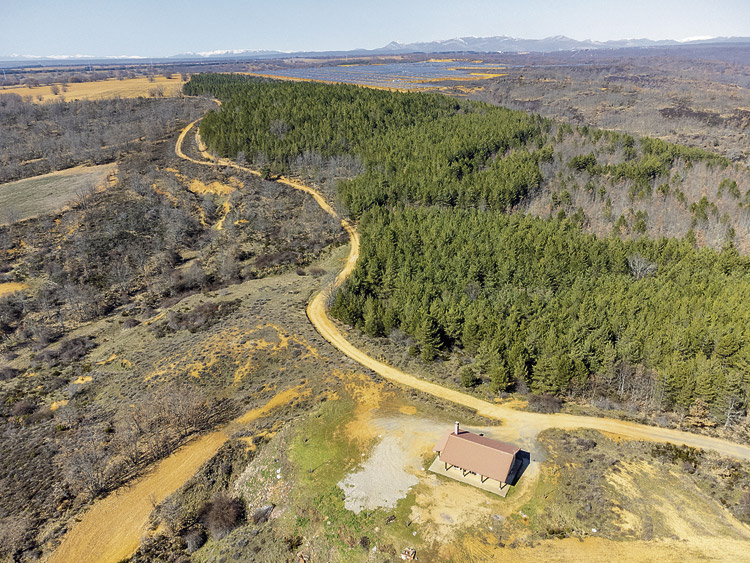 Vista del refugio el camino y las montañas al fondo. | VICENTE GARCÍA