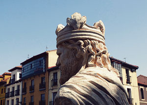 El busto de Alfonso V ubicado en la plaza de San Marcelo. | MERCEDES WANDERLUST