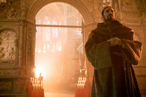 Jim Caviezel encarna la figura del narrador, inspirada en los personajes coristas de Shakespeare y el teatro griego. | SEVENFOR