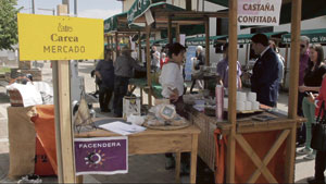 El mercadillo que toma las calles de Cerezales tiene gran aceptación.