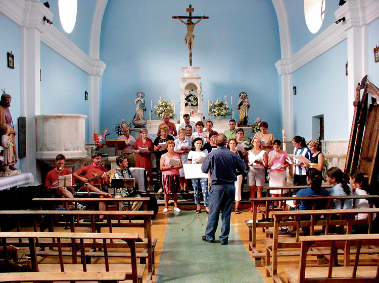 La iglesia de Cármenes ha sido tradicionalmente el lugar de los ensayos. | L.N.C.