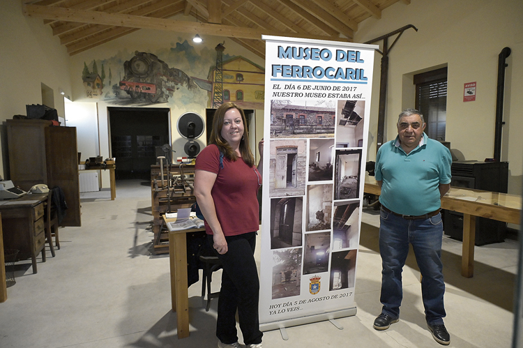 Ana Suárez, la guía del Museo del Ferrocarril, y Fidel Aguado, uno de los ex mineros que trabajan para salvar los restos de la mina y el ferrocarril. | MAURICIO PEÑA
